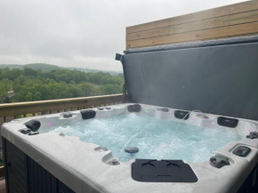 Golf Course OnSite, Pvt Hot Tub, Free Tickets, Gated Community, Near Silver Dollar City!
